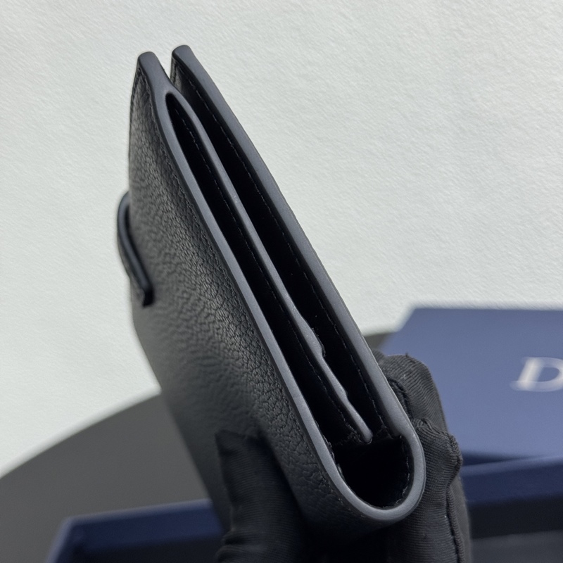 這款豎版雙折錢包來自全新的 Dior Normandie 系列，彰顯 Dior