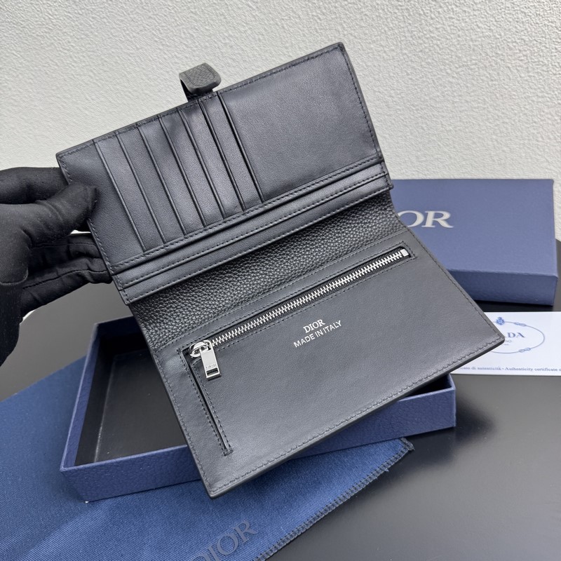 這款豎版雙折錢包來自全新的 Dior Normandie 系列，彰顯 Dior