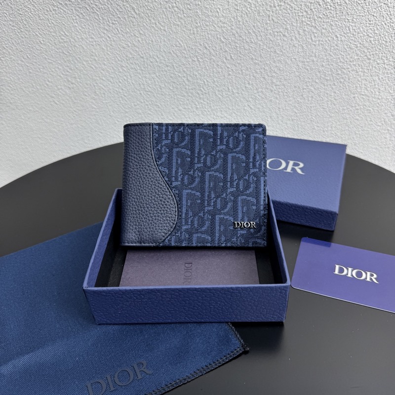 這款雙折錢包是一款小巧的配飾，精緻高雅。采用粒面牛皮革精心制作，正面飾以 CD