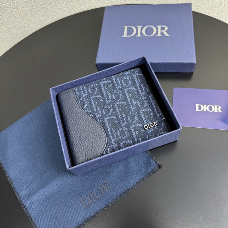 這款雙折錢包是一款小巧的配飾，精緻高雅。采用粒面牛皮革精心制作，正面飾以 CD