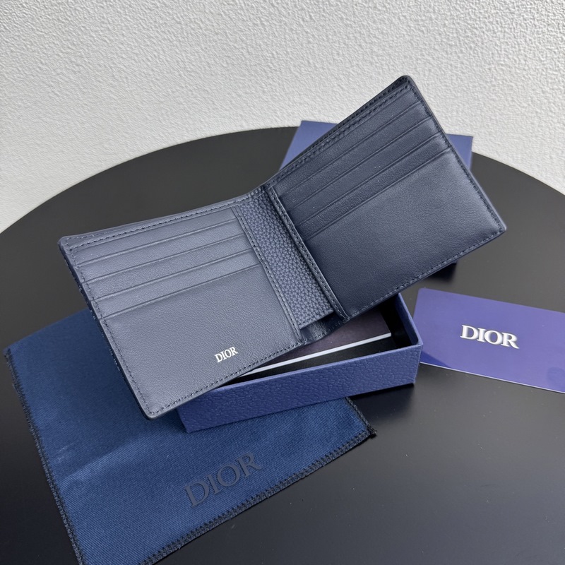 這款雙折錢包是一款小巧的配飾，精緻高雅。采用粒面牛皮革精心制作，正面飾以 CD