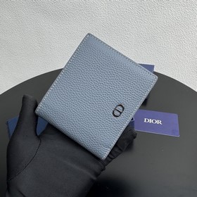 這款雙折錢包是一款小巧的配飾，精緻高雅。采用粒面牛皮革精心制作，正面飾以 CD