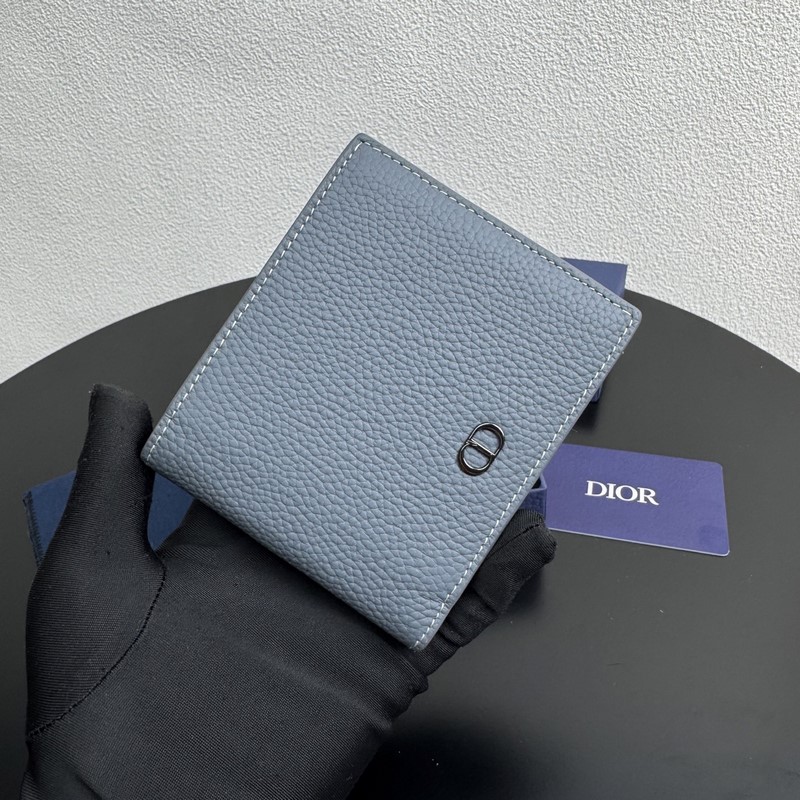 這款雙折錢包是一款小巧的配飾，精緻高雅。采用粒面牛皮革精心制作，正面飾以 CD