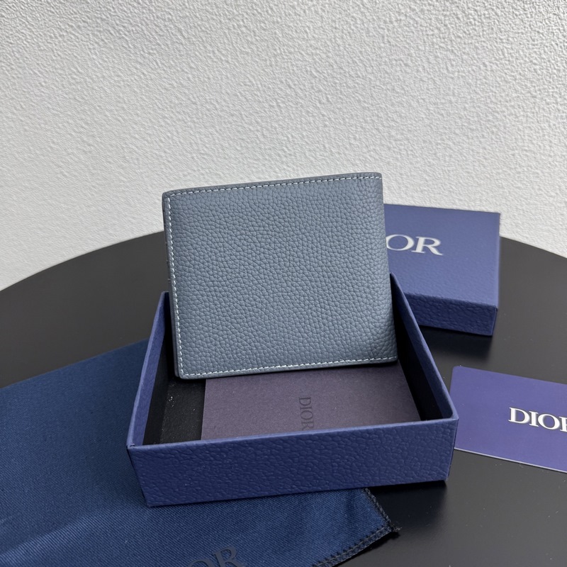 這款雙折錢包是一款小巧的配飾，精緻高雅。采用粒面牛皮革精心制作，正面飾以 CD