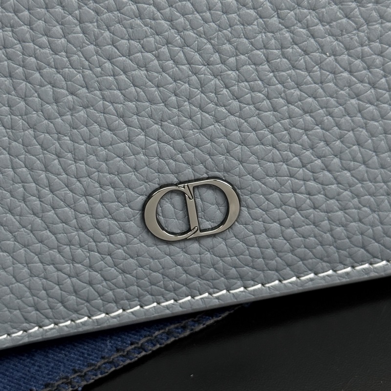 這款雙折錢包是一款小巧的配飾，精緻高雅。采用粒面牛皮革精心制作，正面飾以 CD