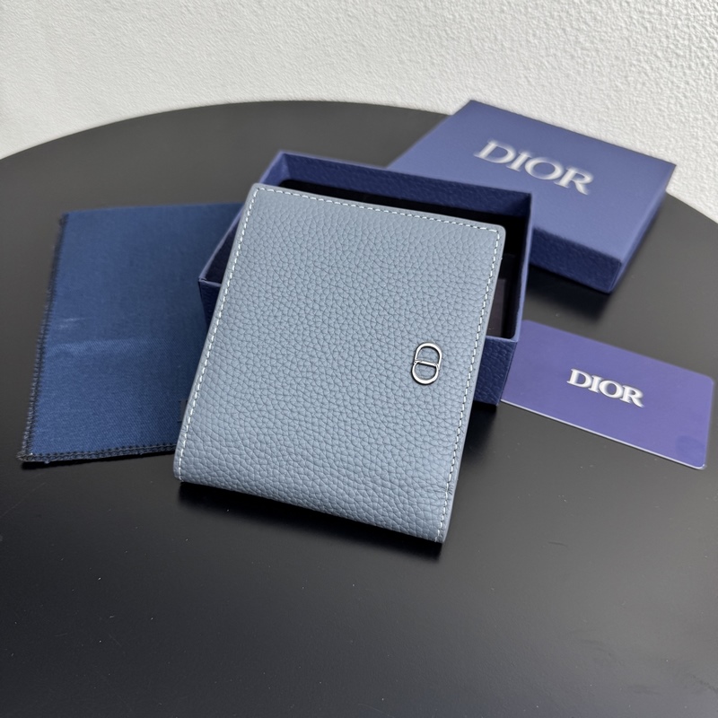 這款雙折錢包是一款小巧的配飾，精緻高雅。采用粒面牛皮革精心制作，正面飾以 CD