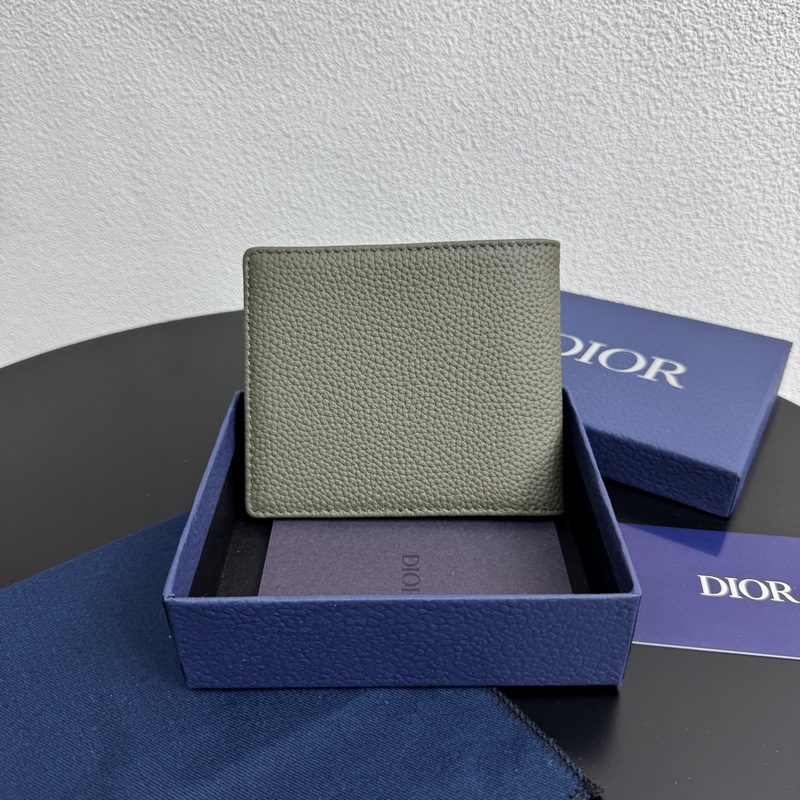 這款雙折錢包是一款小巧的配飾，精緻高雅。采用粒面牛皮革精心制作，正面飾以 CD