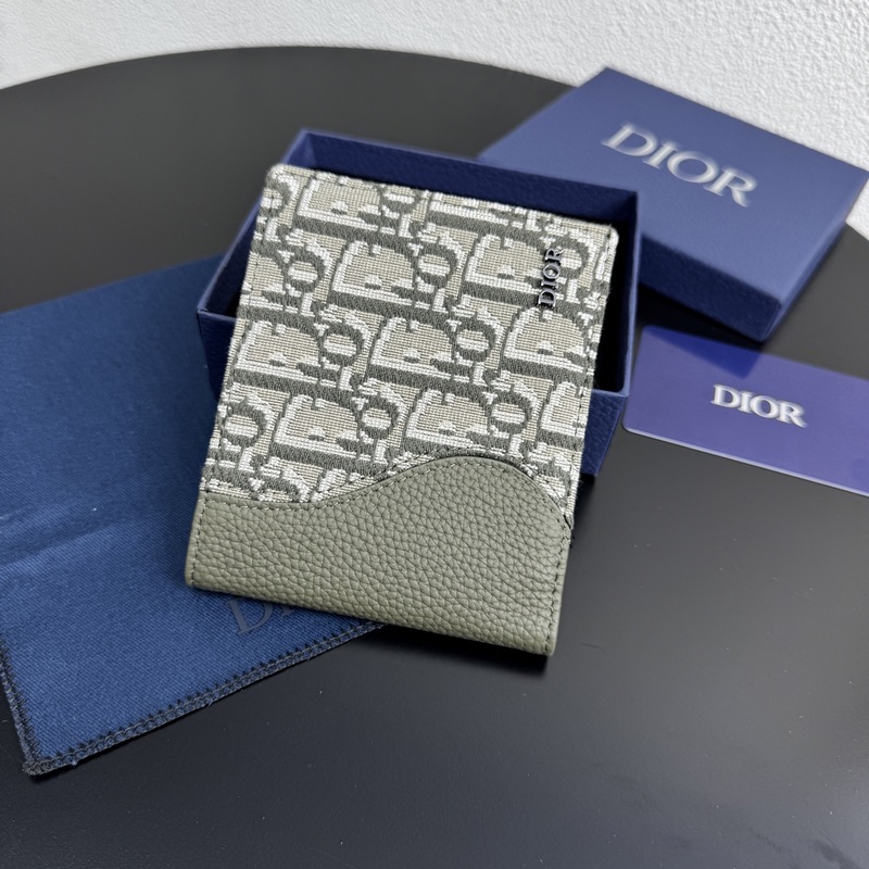 這款雙折錢包是一款小巧的配飾，精緻高雅。采用粒面牛皮革精心制作，正面飾以 CD