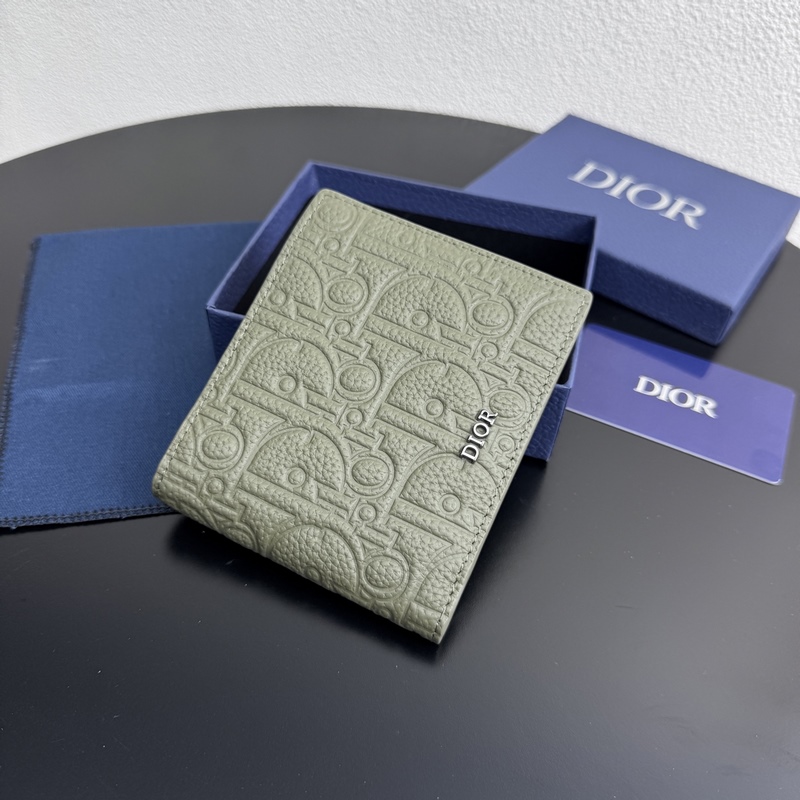 這款雙折錢包是一款小巧的配飾，精緻高雅。采用粒面牛皮革精心制作，正面飾以 CD