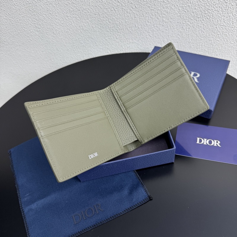 這款雙折錢包是一款小巧的配飾，精緻高雅。采用粒面牛皮革精心制作，正面飾以 CD