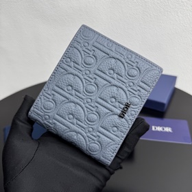 這款雙折錢包是一款小巧的配飾，精緻高雅。采用粒面牛皮革精心制作，正面飾以 CD