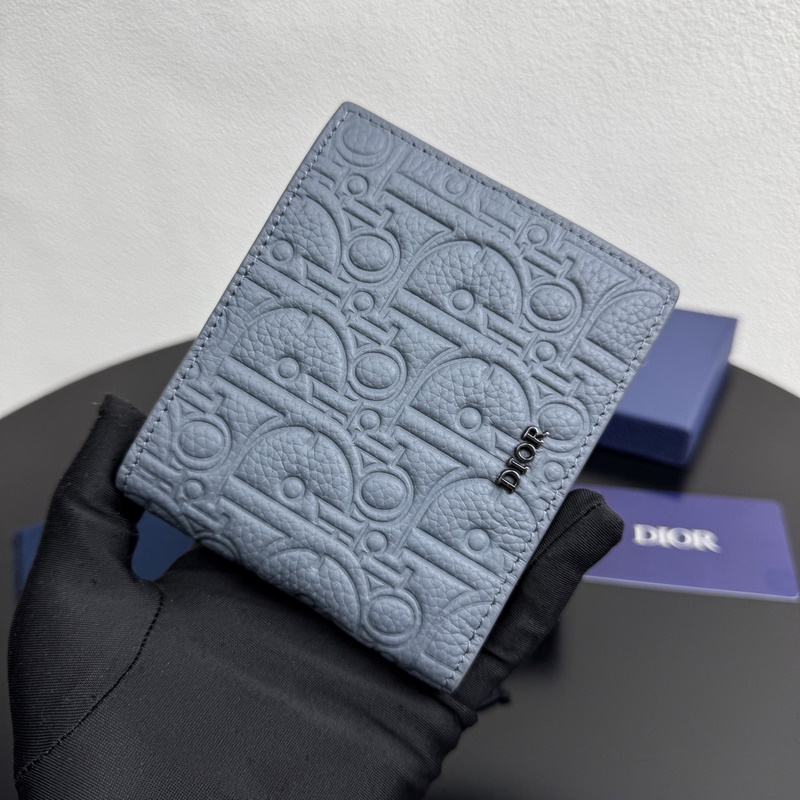 這款雙折錢包是一款小巧的配飾，精緻高雅。采用粒面牛皮革精心制作，正面飾以 CD