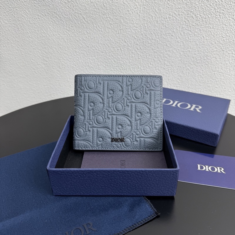 這款雙折錢包是一款小巧的配飾，精緻高雅。采用粒面牛皮革精心制作，正面飾以 CD