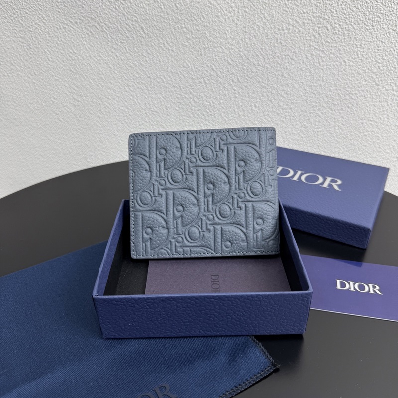 這款雙折錢包是一款小巧的配飾，精緻高雅。采用粒面牛皮革精心制作，正面飾以 CD