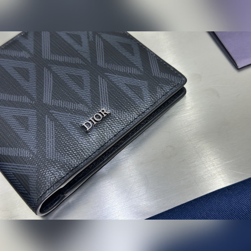 這款雙折錢包是一款小巧的配飾，精緻高雅。采用黑色粒面牛皮革精心制作，正面飾以 C