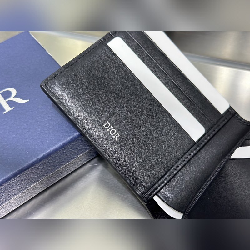 這款雙折錢包是一款小巧的配飾，精緻高雅。采用黑色粒面牛皮革精心制作，正面飾以 C