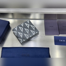 這款雙折錢包是一款小巧的配飾，精緻高雅。采用灰色粒面牛皮革精心制作，正面飾以 C