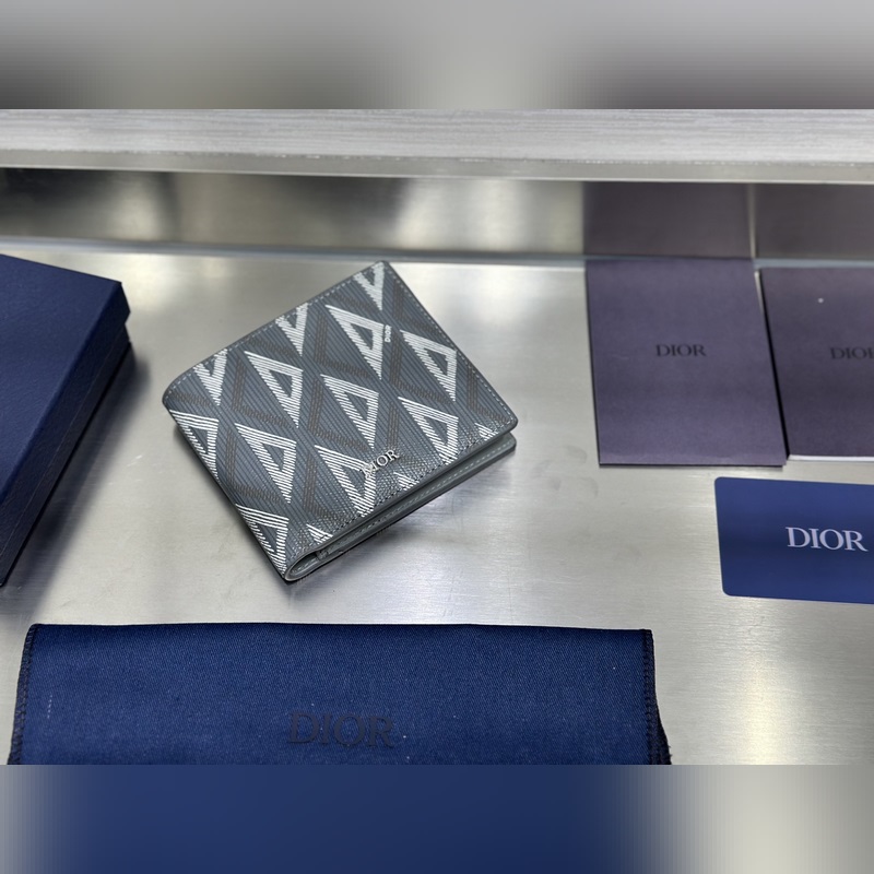 這款雙折錢包是一款小巧的配飾，精緻高雅。采用灰色粒面牛皮革精心制作，正面飾以 C