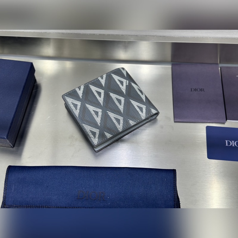 這款雙折錢包是一款小巧的配飾，精緻高雅。采用灰色粒面牛皮革精心制作，正面飾以 C