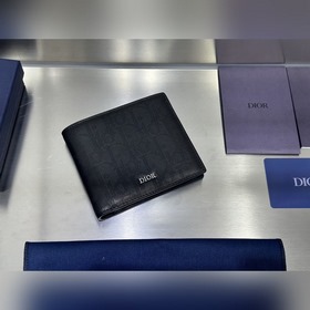 這款雙折錢包是一款小巧的配飾，精緻高雅。采用黑色粒面牛皮革精心制作，正面飾以 C