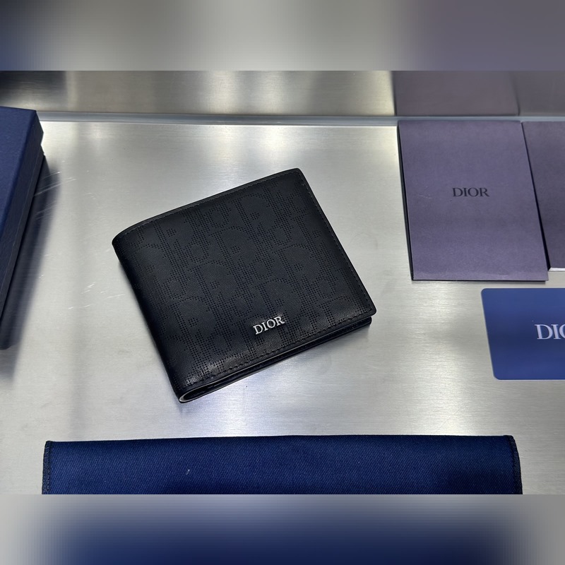 這款雙折錢包是一款小巧的配飾，精緻高雅。采用黑色粒面牛皮革精心制作，正面飾以 C