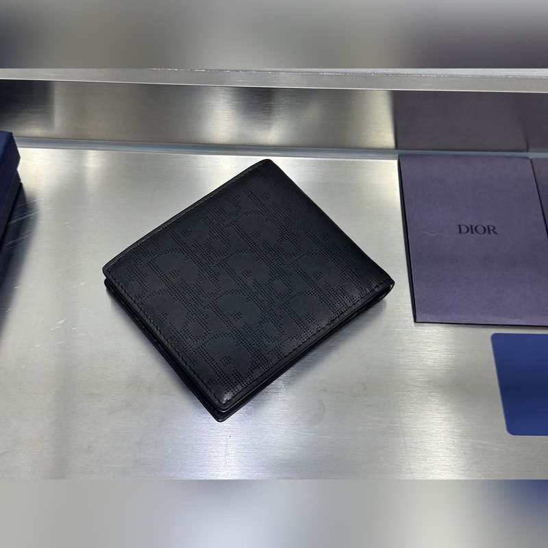 這款雙折錢包是一款小巧的配飾，精緻高雅。采用黑色粒面牛皮革精心制作，正面飾以 C