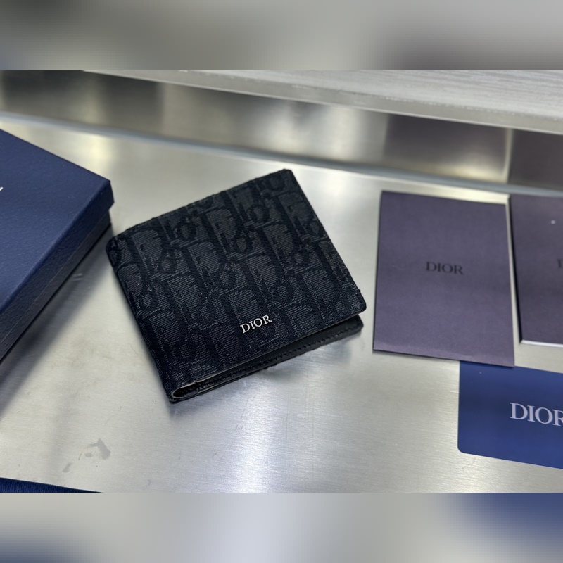 這款雙折錢(qián)包是一款小巧的配飾，精緻高雅。采用黑色粒面牛皮革精心制作，正面飾以 C