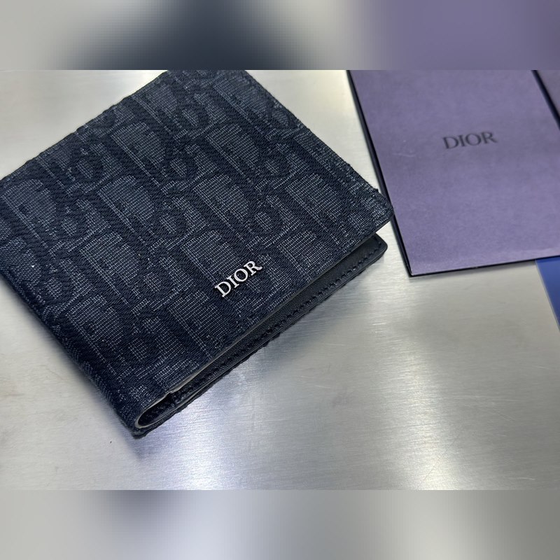 這款雙折錢(qián)包是一款小巧的配飾，精緻高雅。采用黑色粒面牛皮革精心制作，正面飾以 C