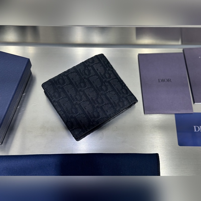 這款雙折錢(qián)包是一款小巧的配飾，精緻高雅。采用黑色粒面牛皮革精心制作，正面飾以 C