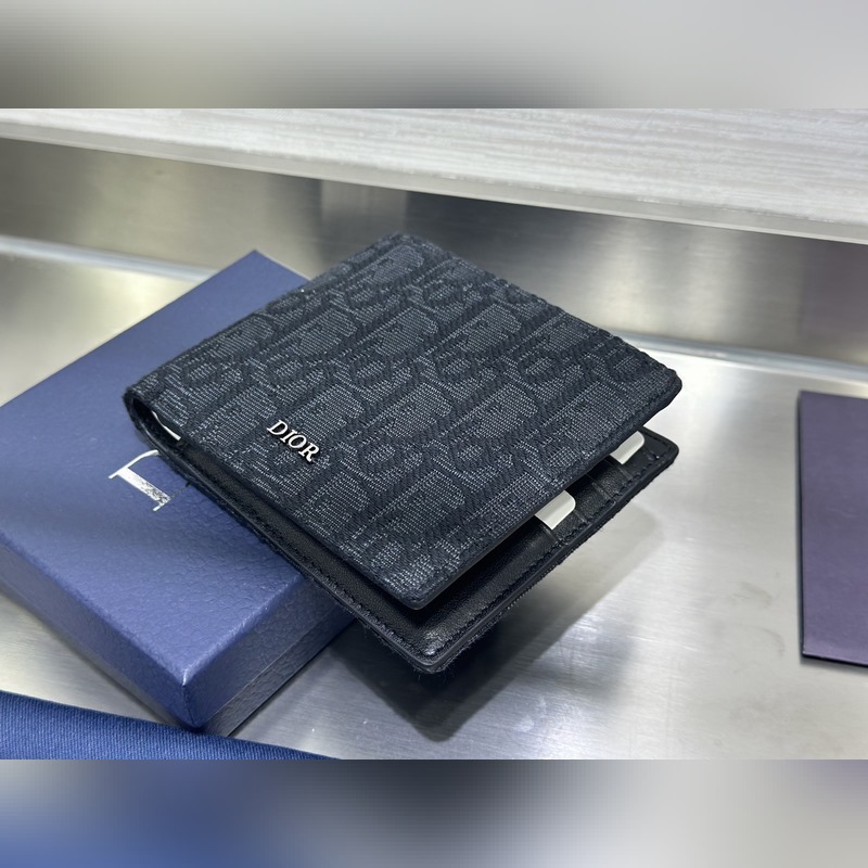 這款雙折錢(qián)包是一款小巧的配飾，精緻高雅。采用黑色粒面牛皮革精心制作，正面飾以 C