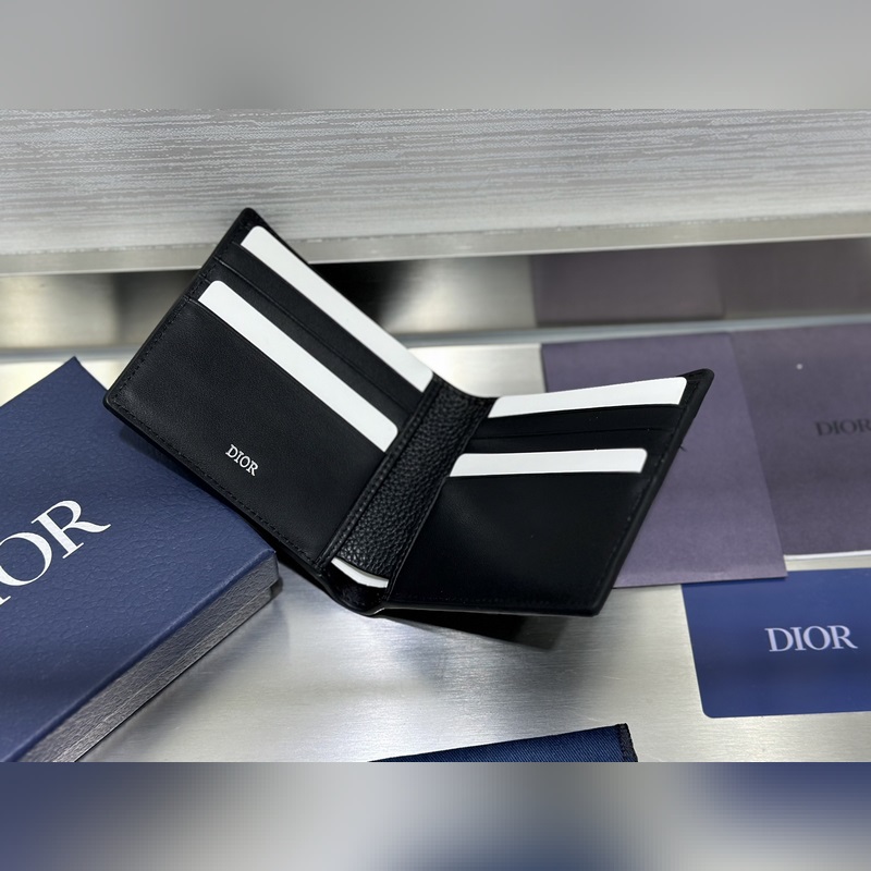 這款雙折錢(qián)包是一款小巧的配飾，精緻高雅。采用黑色粒面牛皮革精心制作，正面飾以 C