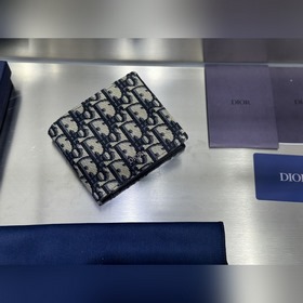 這款雙折錢包是一款小巧的配飾，精緻高雅。采用黑色粒面牛皮革精心制作，正面飾以 C