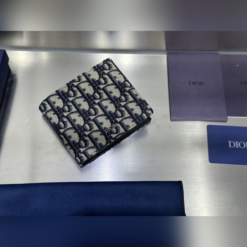 這款雙折錢包是一款小巧的配飾，精緻高雅。采用黑色粒面牛皮革精心制作，正面飾以 C