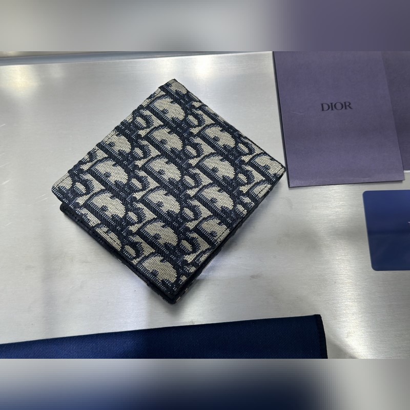 這款雙折錢包是一款小巧的配飾，精緻高雅。采用黑色粒面牛皮革精心制作，正面飾以 C