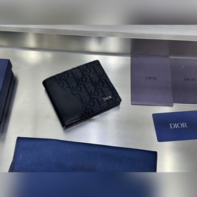 這款雙折錢包是一款小巧的配飾，精緻高雅。采用黑色粒面牛皮革精心制作，正面飾以 C