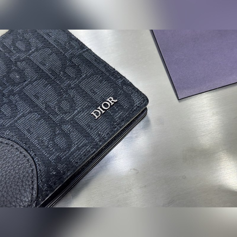 這款雙折錢包是一款小巧的配飾，精緻高雅。采用黑色粒面牛皮革精心制作，正面飾以 C