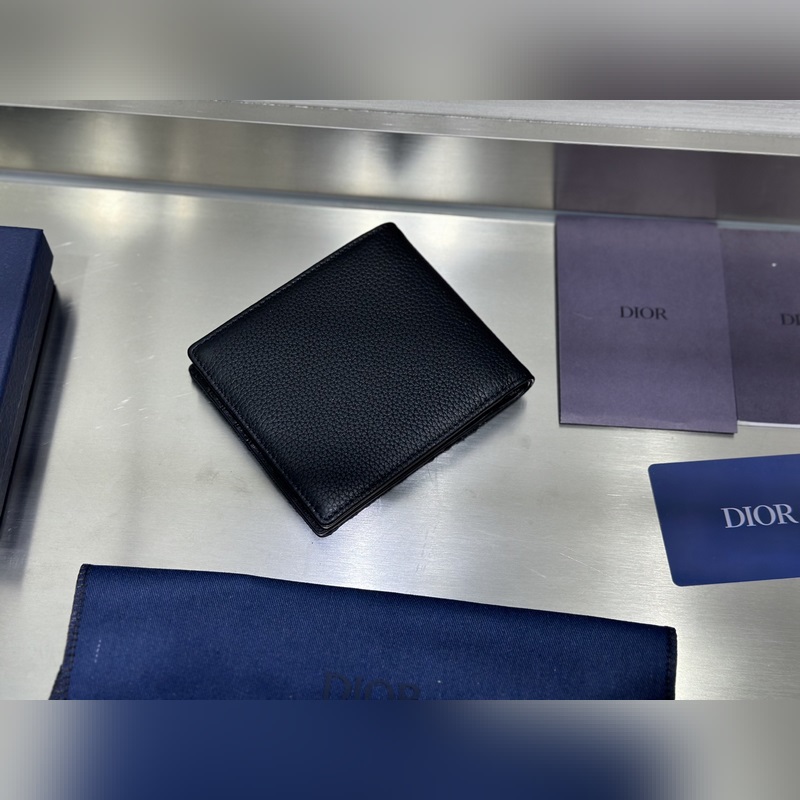 這款雙折錢包是一款小巧的配飾，精緻高雅。采用黑色粒面牛皮革精心制作，正面飾以 C