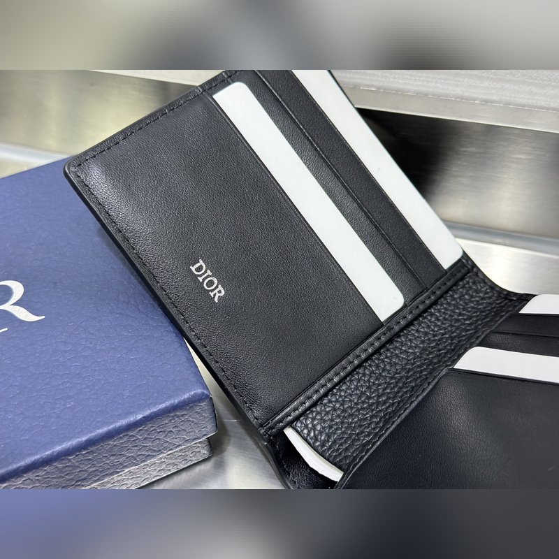 這款雙折錢包是一款小巧的配飾，精緻高雅。采用黑色粒面牛皮革精心制作，正面飾以 C