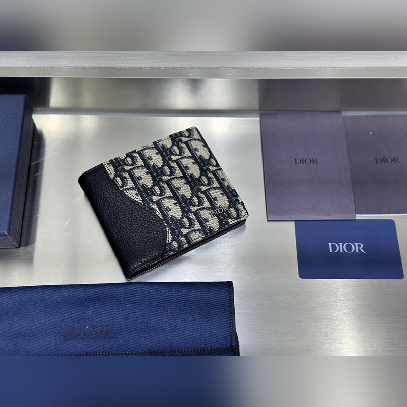 這款雙折錢包是一款小巧的配飾，精緻高雅。采用黑色粒面牛皮革精心制作，正面飾以 C