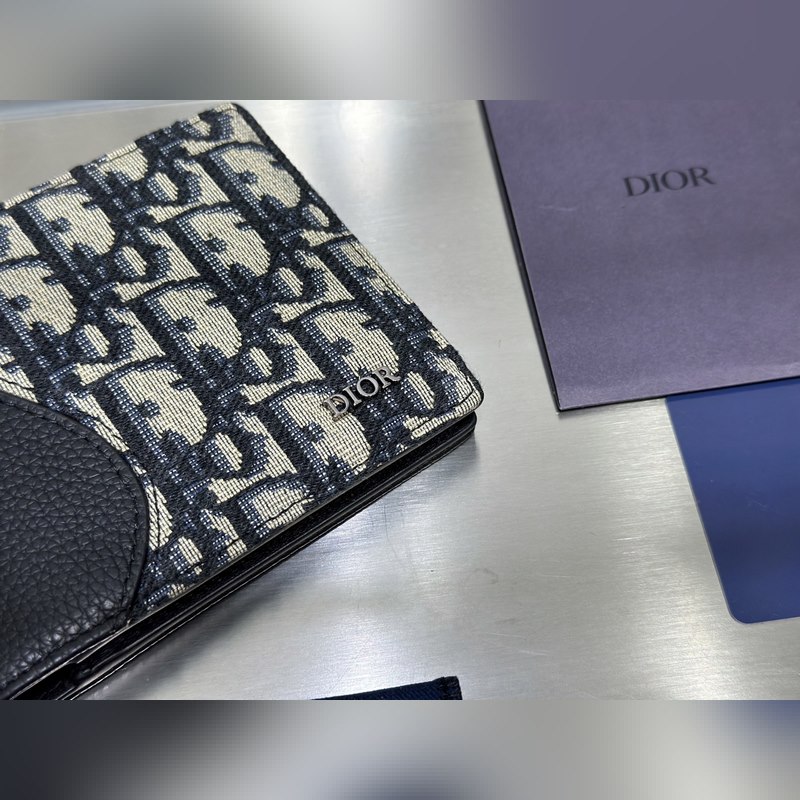 這款雙折錢包是一款小巧的配飾，精緻高雅。采用黑色粒面牛皮革精心制作，正面飾以 C