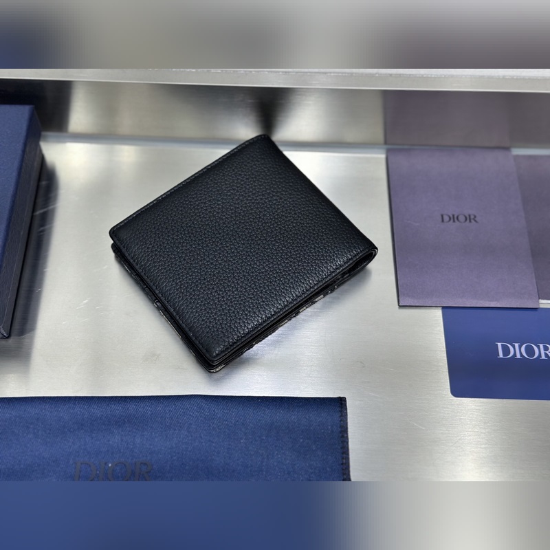 這款雙折錢包是一款小巧的配飾，精緻高雅。采用黑色粒面牛皮革精心制作，正面飾以 C