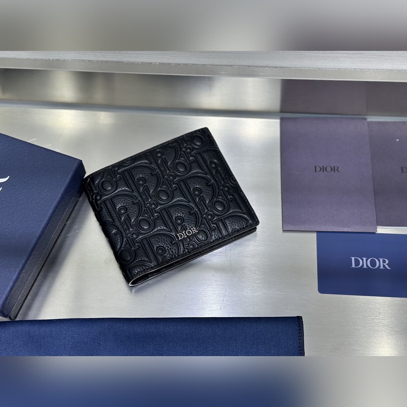 這款雙折錢包是一款小巧的配飾，精緻高雅。采用黑色粒面牛皮革精心制作，正面飾以 C