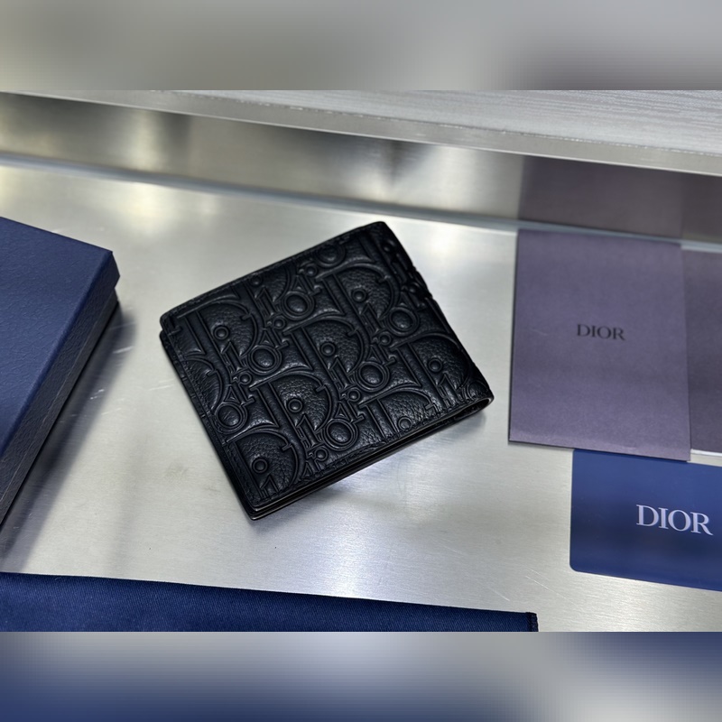 這款雙折錢包是一款小巧的配飾，精緻高雅。采用黑色粒面牛皮革精心制作，正面飾以 C