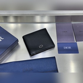 這款雙折錢包是一款小巧的配飾，精緻高雅。采用黑色粒面牛皮革精心制作，正面飾以 C