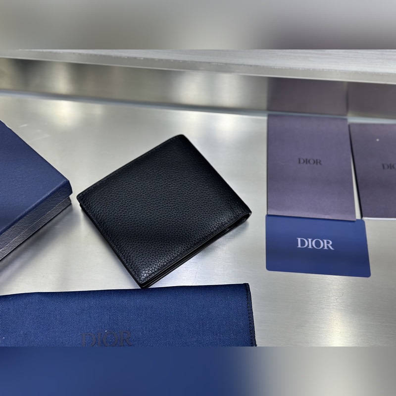 這款雙折錢包是一款小巧的配飾，精緻高雅。采用黑色粒面牛皮革精心制作，正面飾以 C