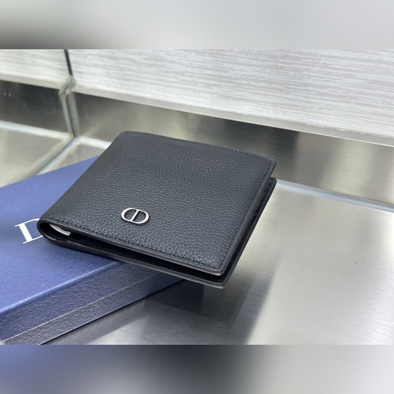 這款雙折錢包是一款小巧的配飾，精緻高雅。采用黑色粒面牛皮革精心制作，正面飾以 C