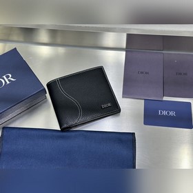 這款雙折錢包是一款小巧的配飾，精緻高雅。采用黑色粒面牛皮革精心制作，正面飾以 C