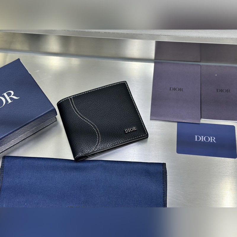 這款雙折錢包是一款小巧的配飾，精緻高雅。采用黑色粒面牛皮革精心制作，正面飾以 C