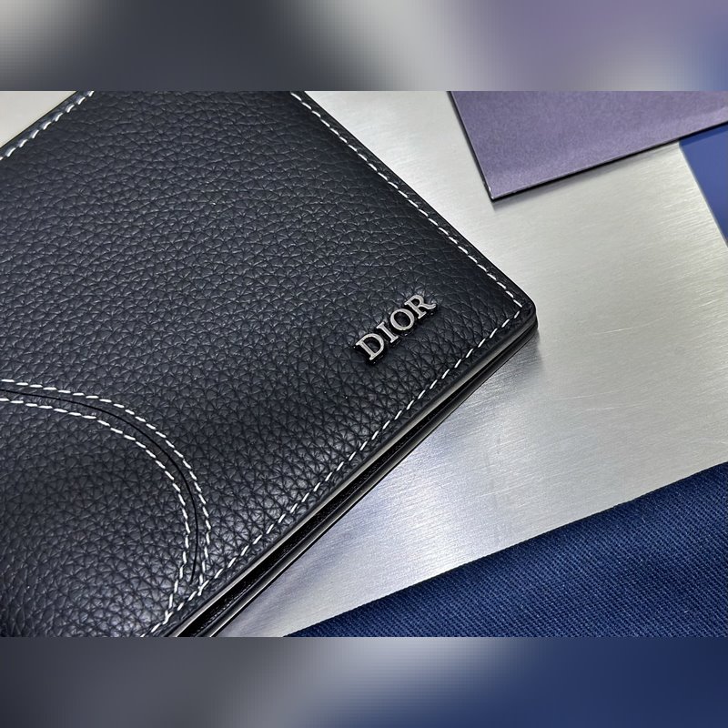 這款雙折錢包是一款小巧的配飾，精緻高雅。采用黑色粒面牛皮革精心制作，正面飾以 C