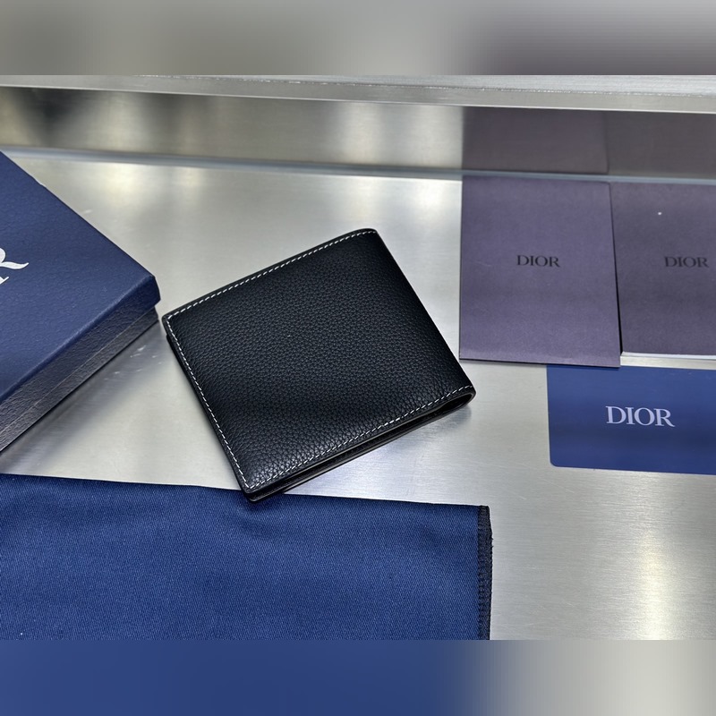 這款雙折錢包是一款小巧的配飾，精緻高雅。采用黑色粒面牛皮革精心制作，正面飾以 C